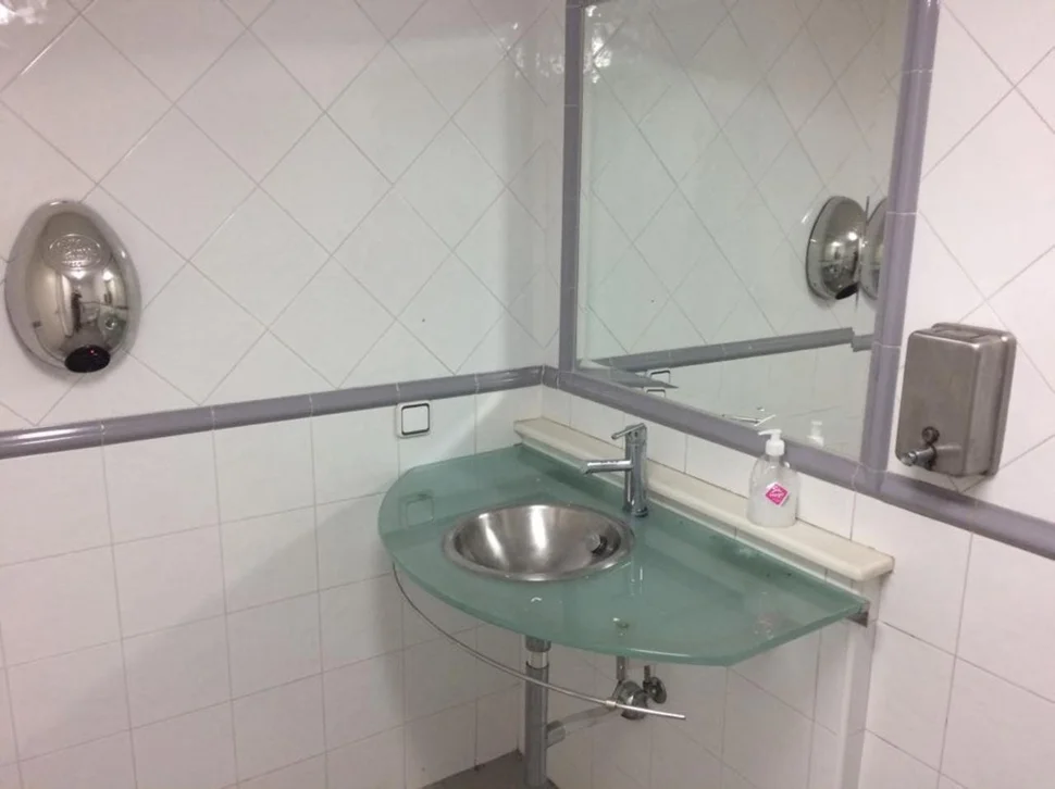 Se vende o alquila local de 800 metros en zona comercial en ultramar, ferrol