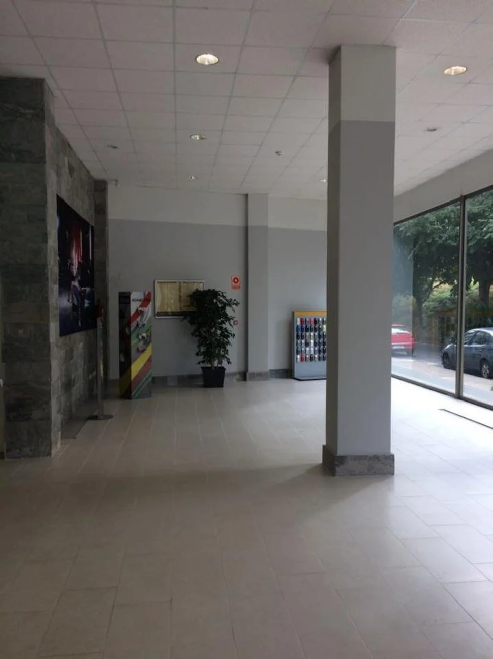 Se vende o alquila local de 800 metros en zona comercial en ultramar, ferrol