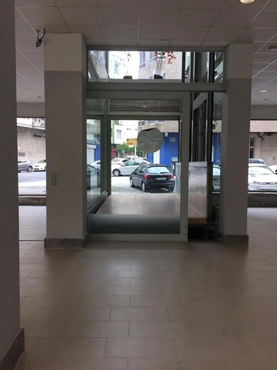 Se vende o alquila local de 800 metros en zona comercial en ultramar, ferrol