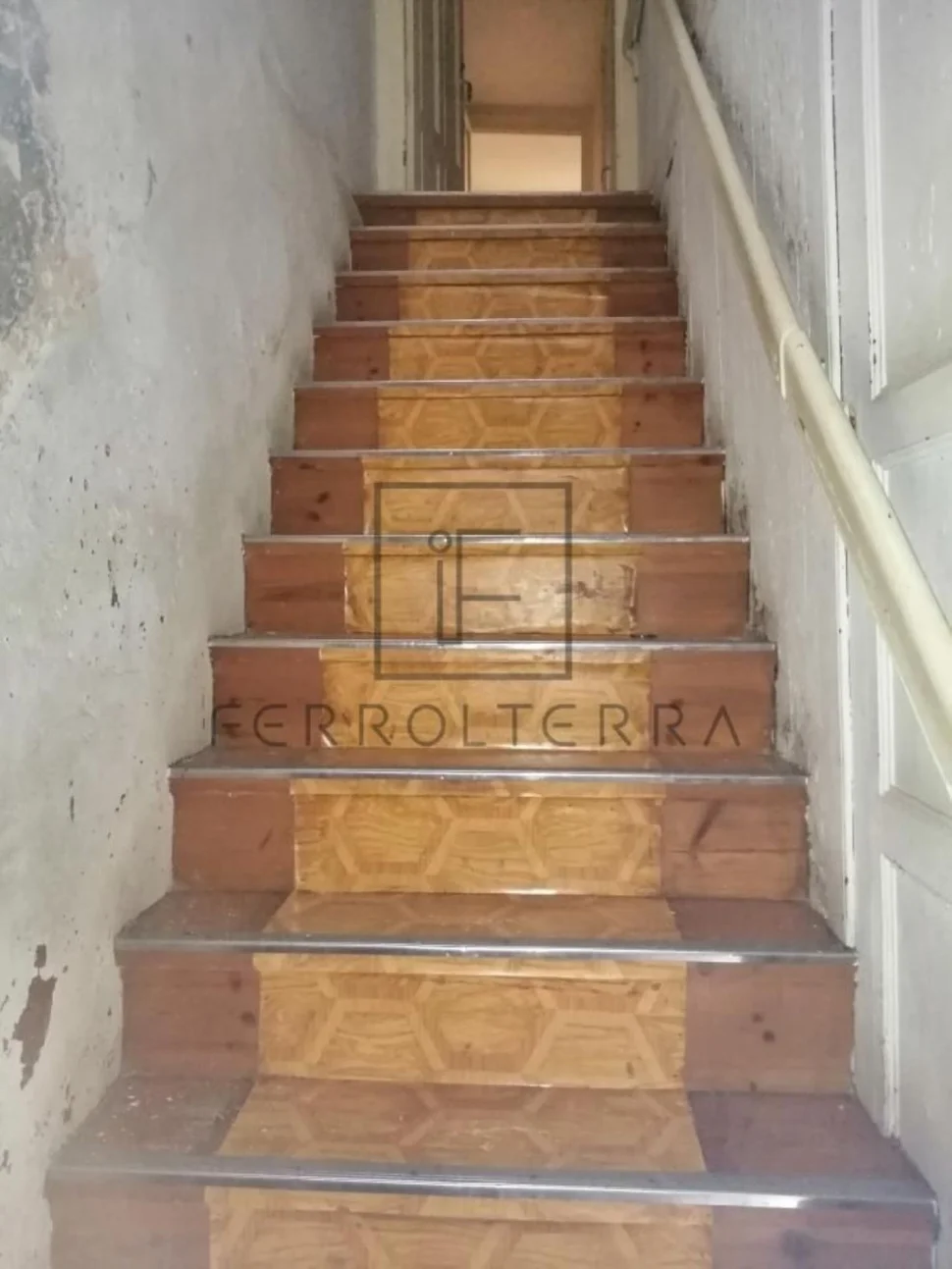 Vendemos casa de piedra para restaurar en puerto, ferrol