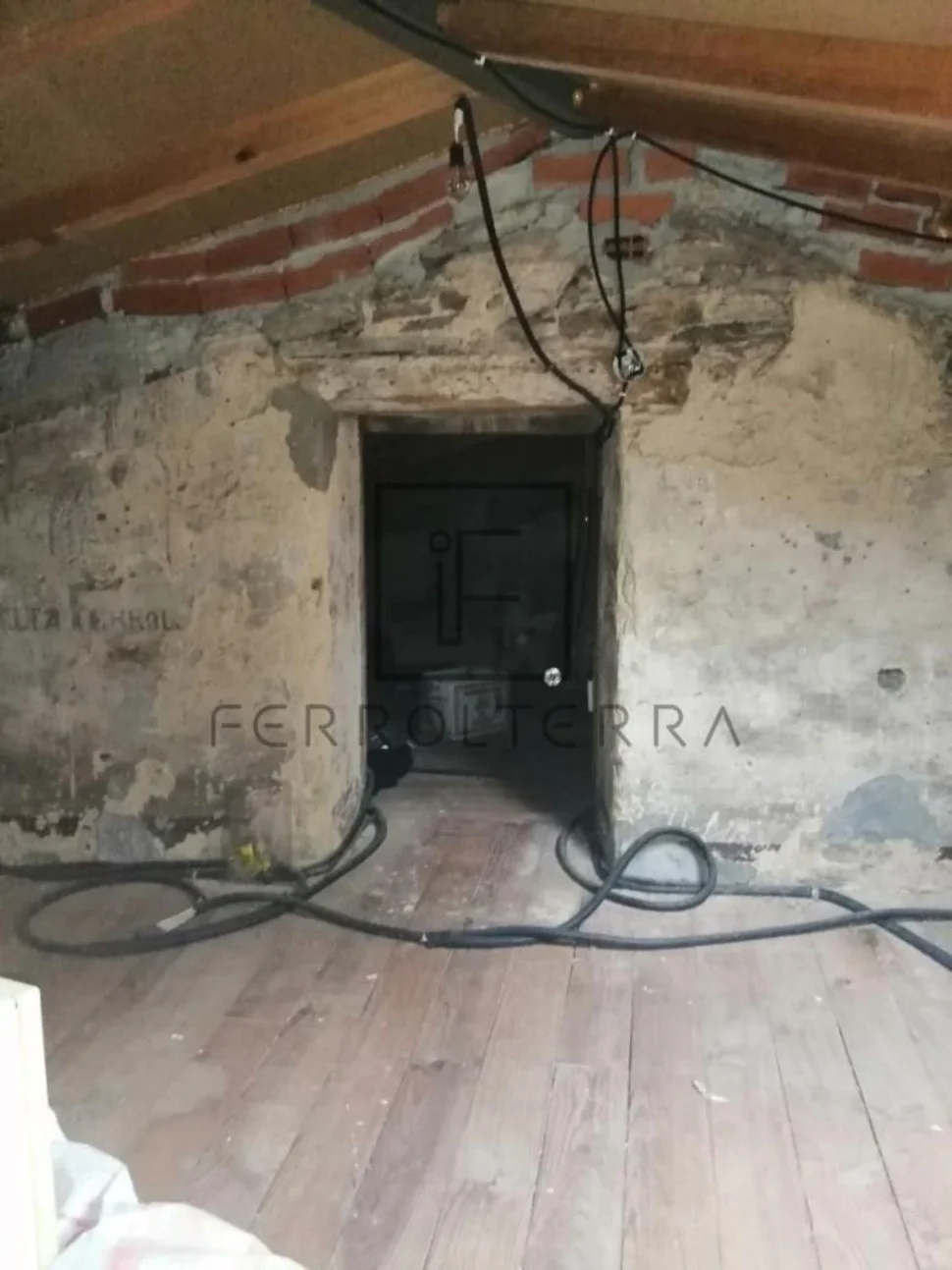 Vendemos casa de piedra para restaurar en puerto, ferrol