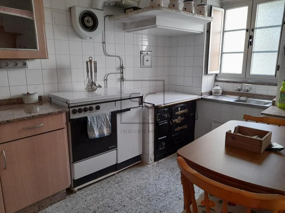 Casa de piedra con finca en franza, murgados