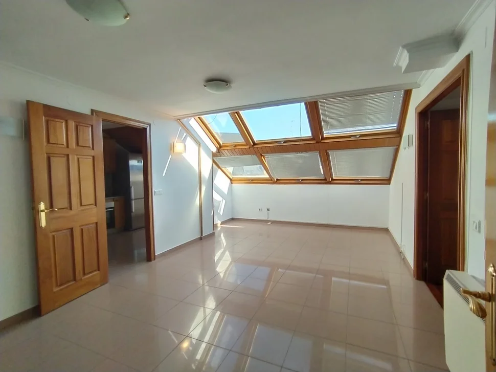 Se vende o alquila ático con ascensor y sin muebles en ultramar