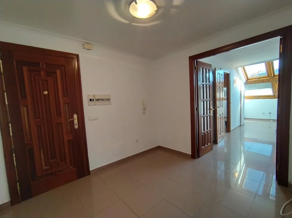 Se vende o alquila ático con ascensor y sin muebles en ultramar