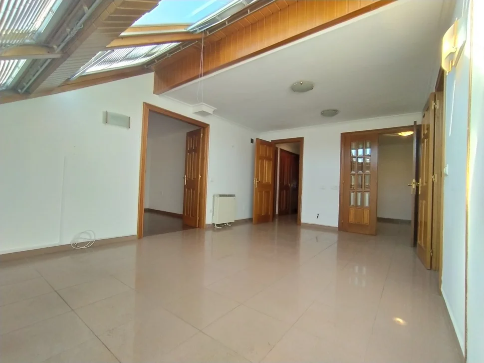 Se vende o alquila ático con ascensor y sin muebles en ultramar