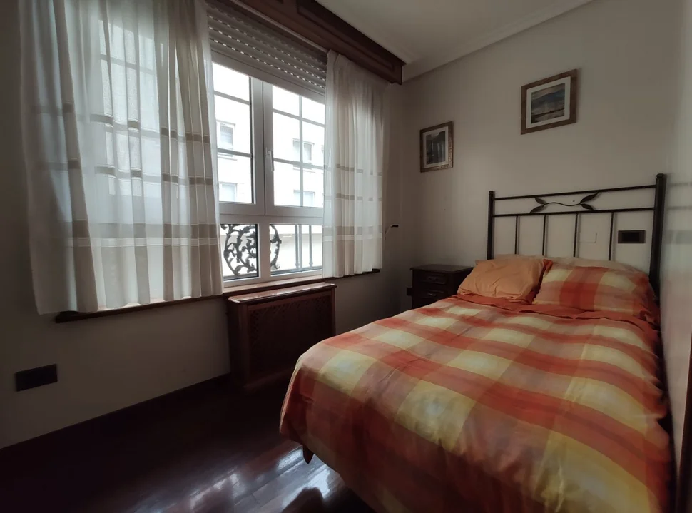 Se alquila piso en ferrol con ascensor y plaza de garaje