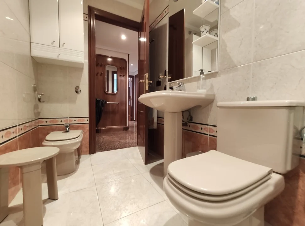 Se alquila piso en ferrol con ascensor y plaza de garaje