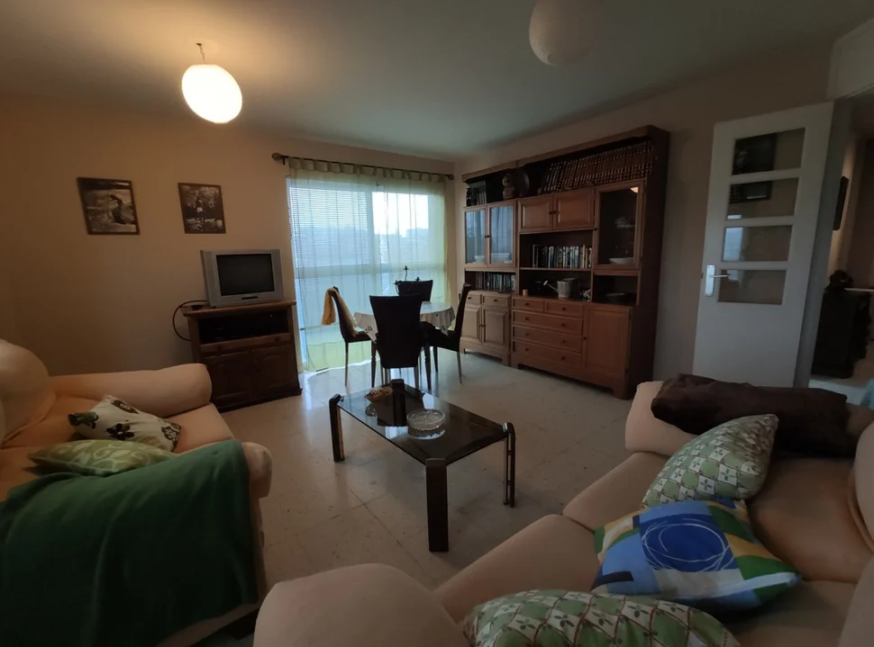 Se alquila piso próximo a la universidad con ascensor