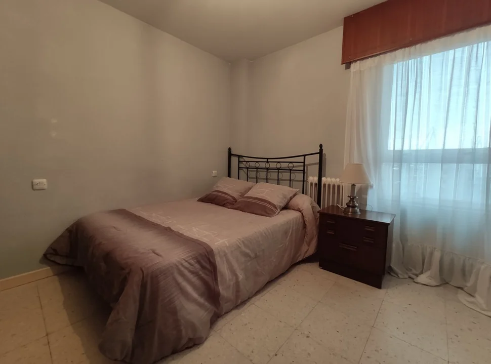 Se alquila piso próximo a la universidad con ascensor