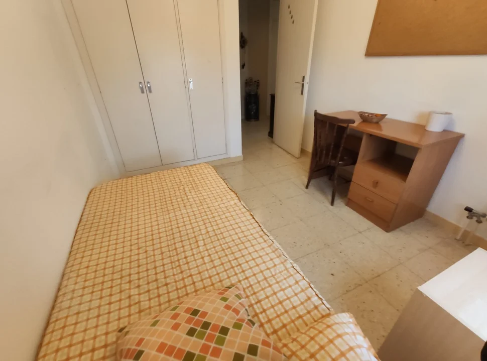 Se alquila piso próximo a la universidad con ascensor