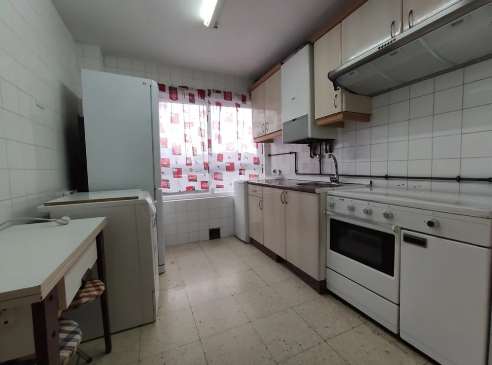 Se alquila piso próximo a la universidad con ascensor