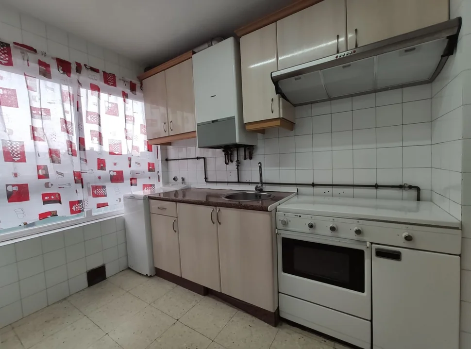 Se alquila piso próximo a la universidad con ascensor