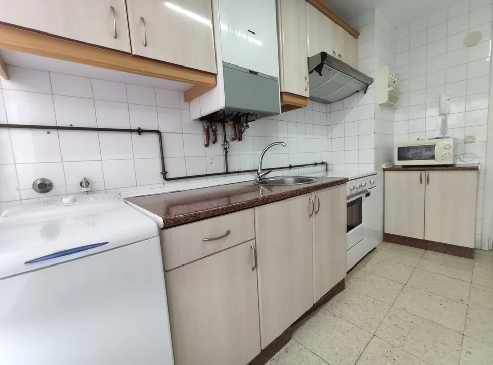 Se alquila piso próximo a la universidad con ascensor