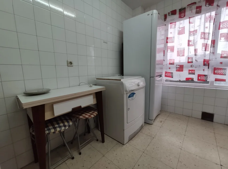 Se alquila piso próximo a la universidad con ascensor