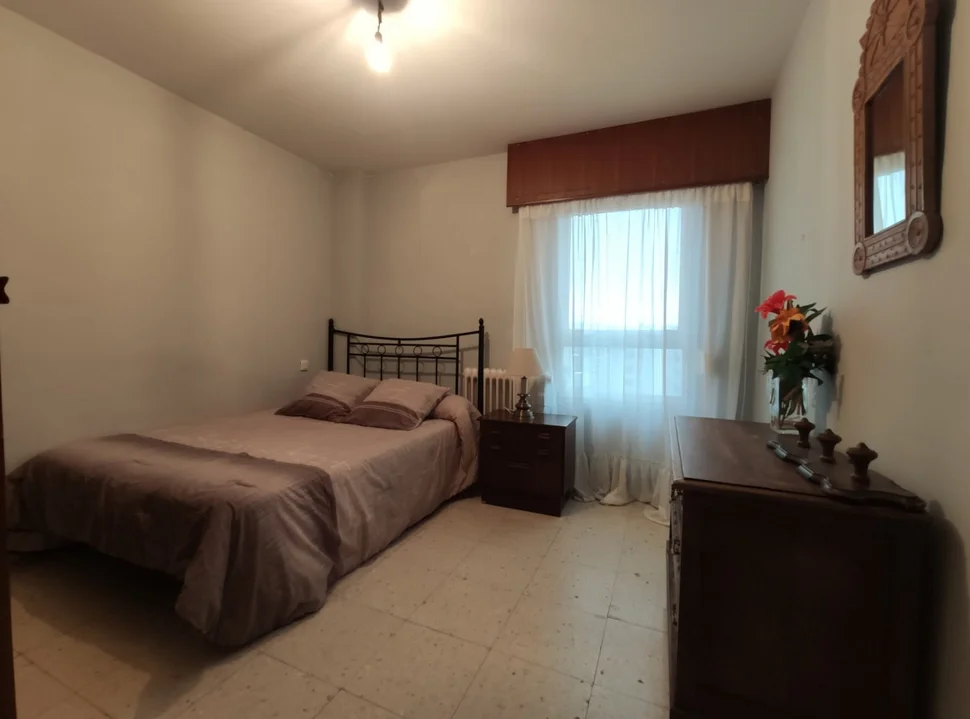 Se alquila piso próximo a la universidad con ascensor