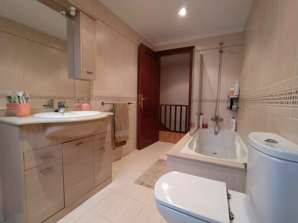 Se alquila dúplex ascendente con ascensor, garaje y trastero en freixeiro (semiamueblado)