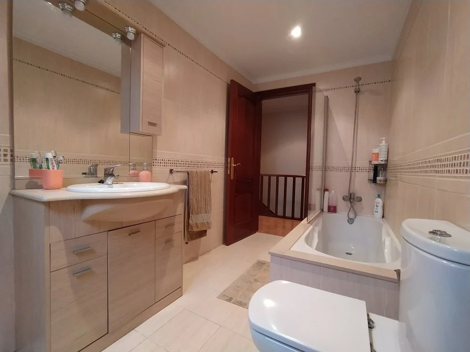 Se alquila dúplex ascendente con ascensor, garaje y trastero en freixeiro (semiamueblado)