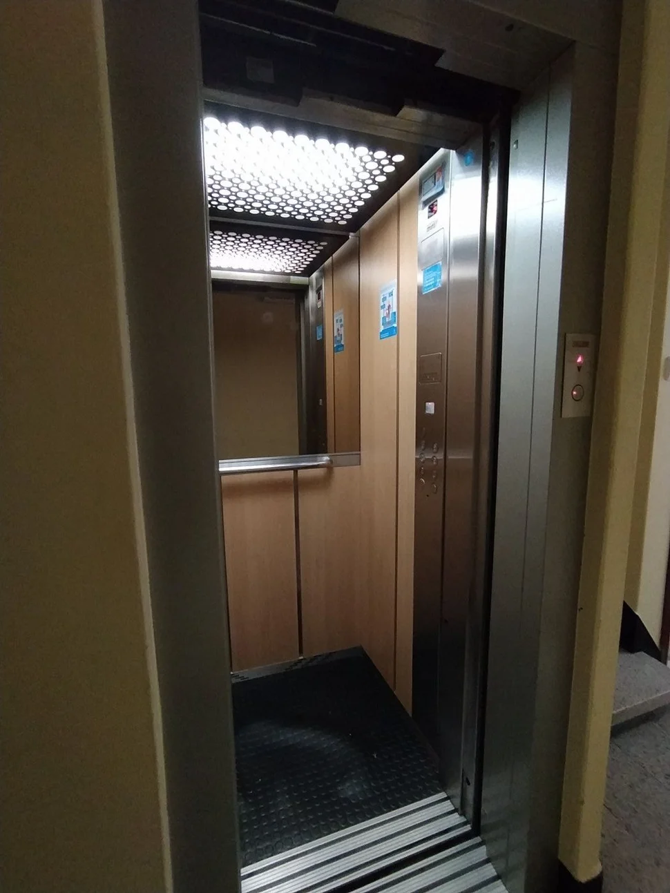 Se vende o alquila piso con encanto en el centro con ascensor