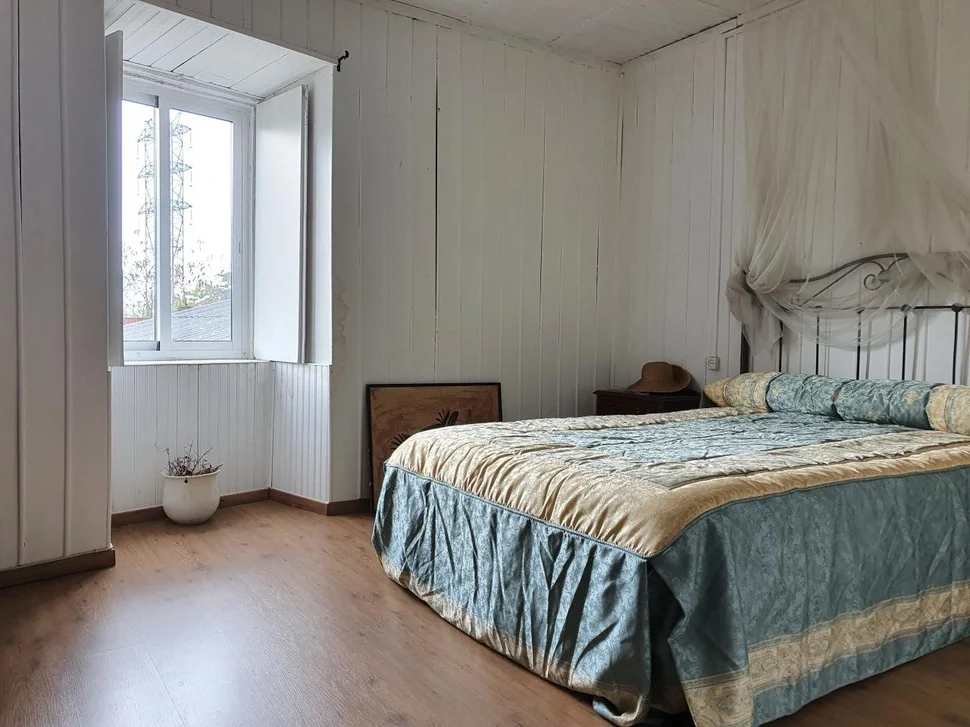 Casa con patio, bodega y finca en neda