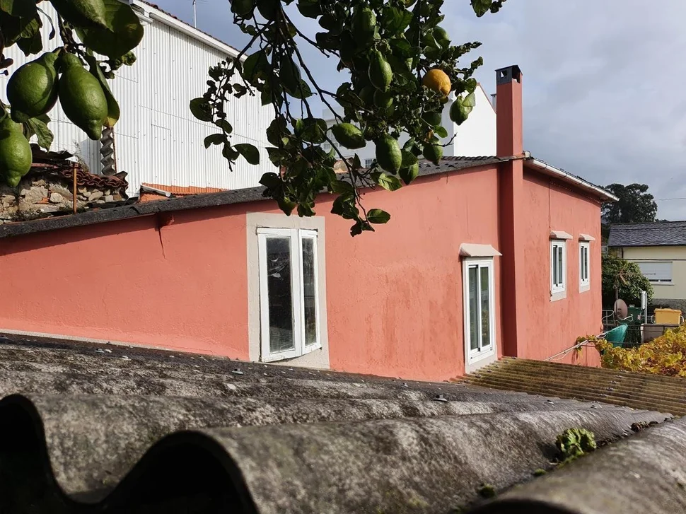 Casa con patio, bodega y finca en neda
