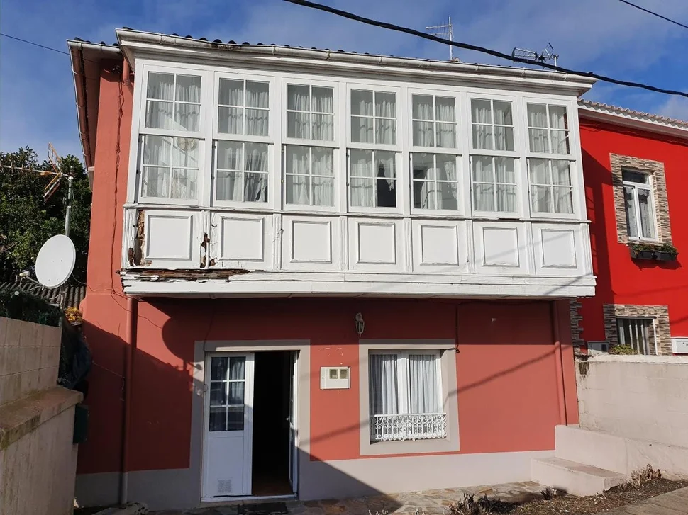 Casa con patio, bodega y finca en neda