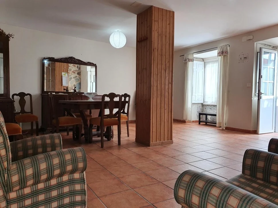 Casa con patio, bodega y finca en neda