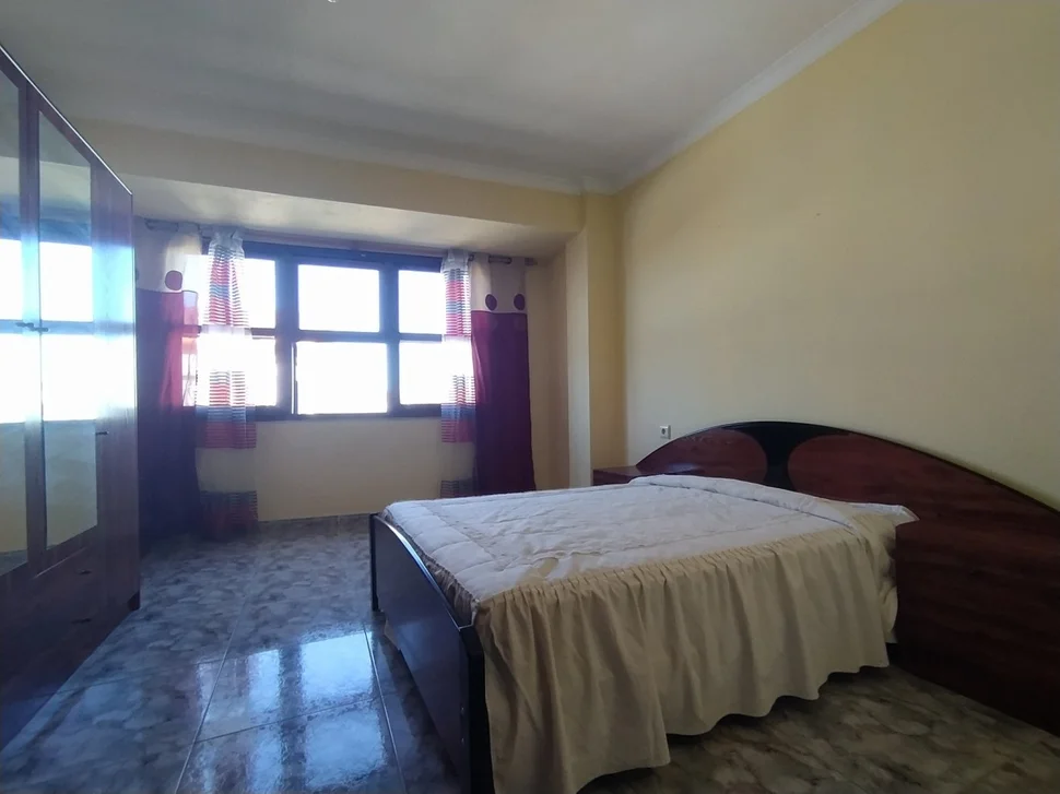 Se Alquila Piso con Terraza en la Gándara