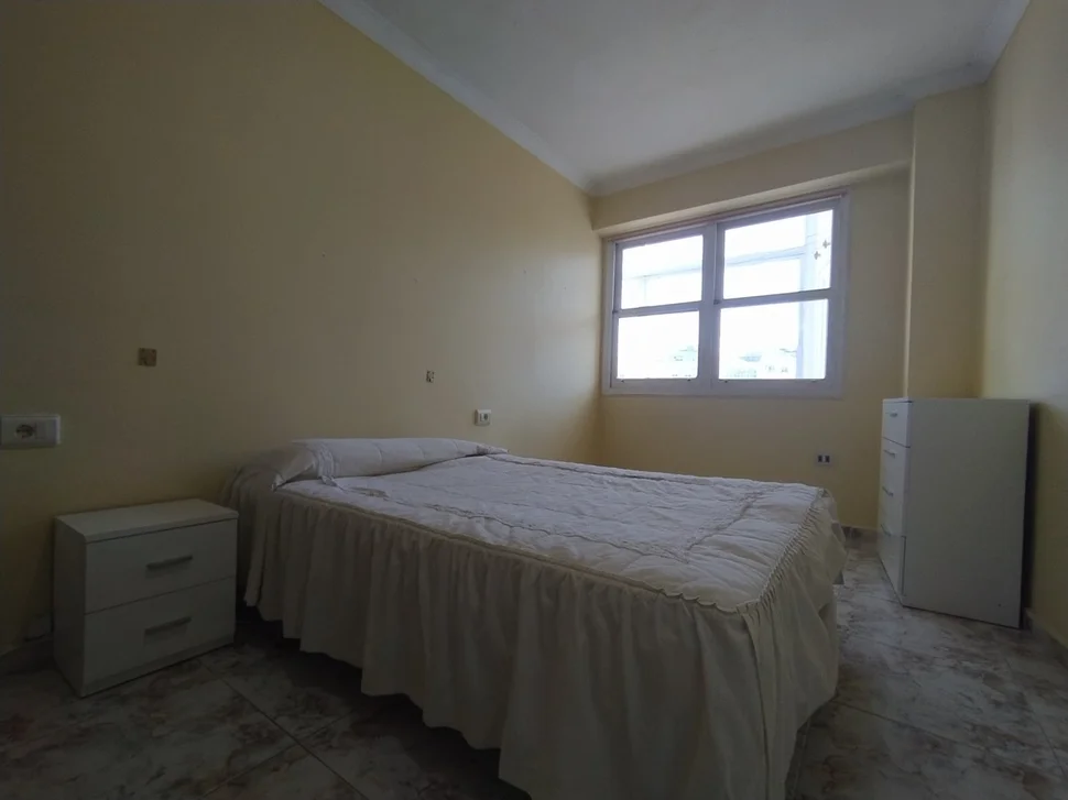 Se Alquila Piso con Terraza en la Gándara