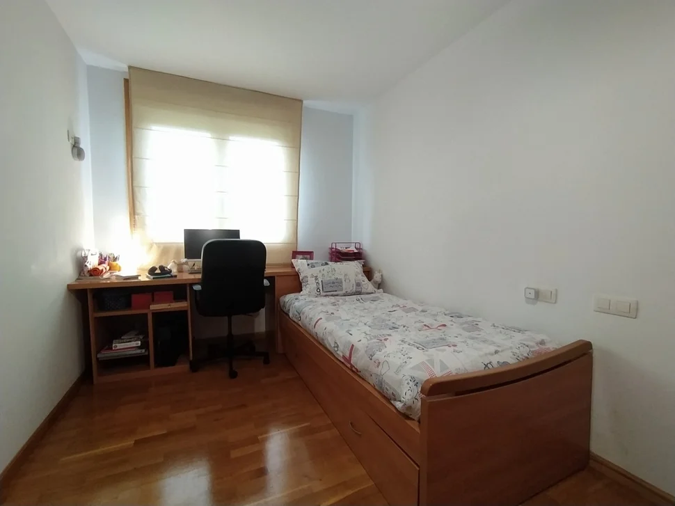 Se alquila piso en piñeiros