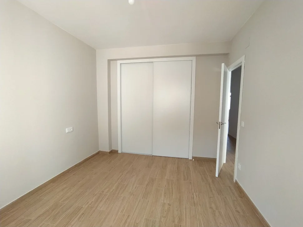 Se alquila 2º piso con dos terrazas en narón