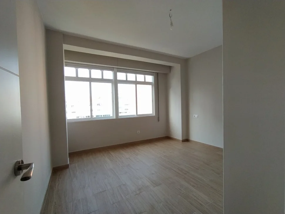 Se alquila 2º piso con dos terrazas en narón