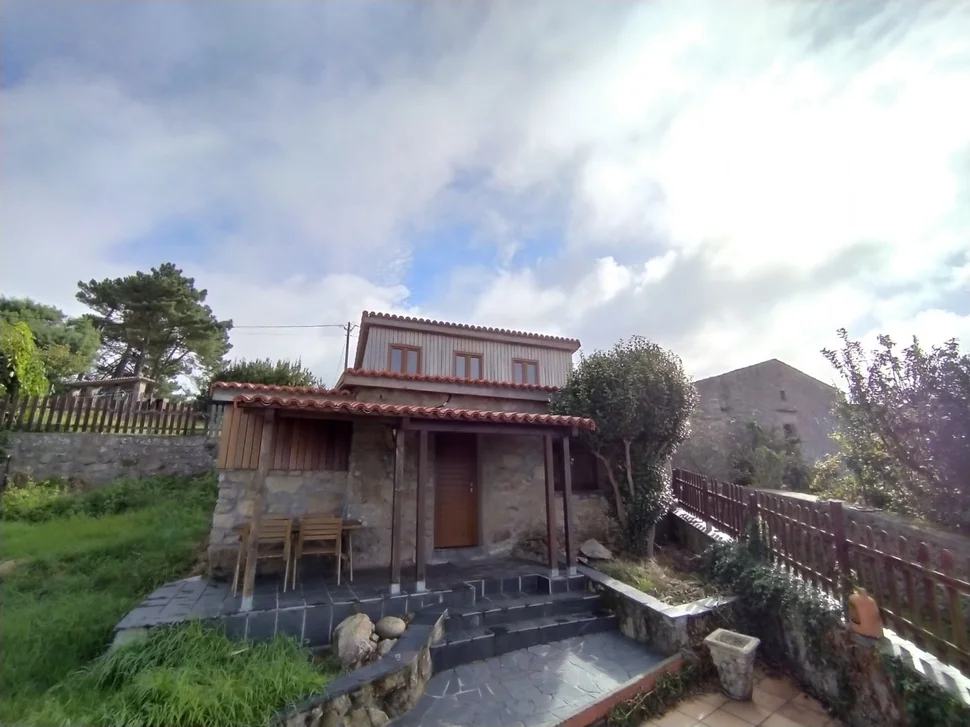 Se alquilan casas con vistas al mar y a la montaña