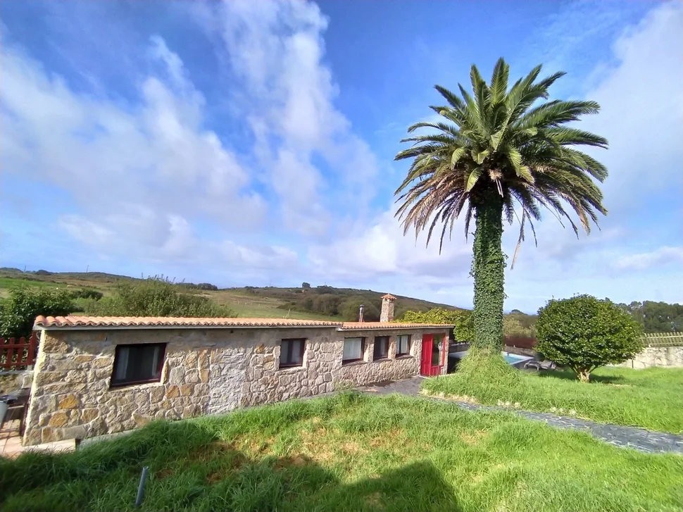 Se alquilan casas con vistas al mar y a la montaña
