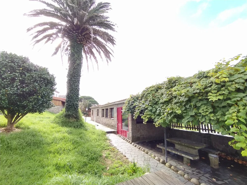Se alquilan casas con vistas al mar y a la montaña