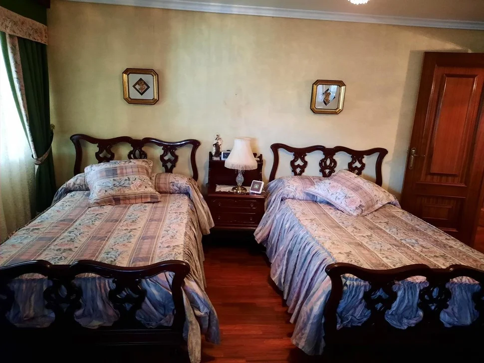 Piso atico amueblado con terraza cubierta en plaza ultamar, ferrol