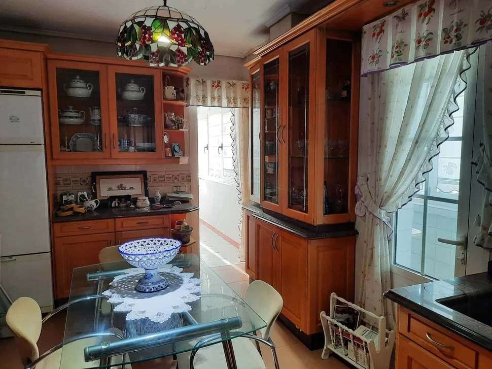 Piso atico amueblado con terraza cubierta en plaza ultamar, ferrol