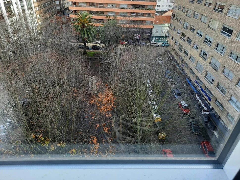 Piso atico amueblado con terraza cubierta en plaza ultamar, ferrol