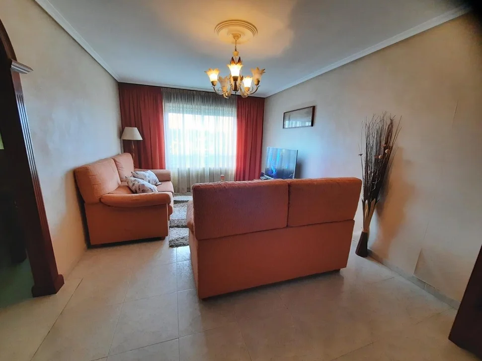 Piso amplio con garaje en piñeiros, narón