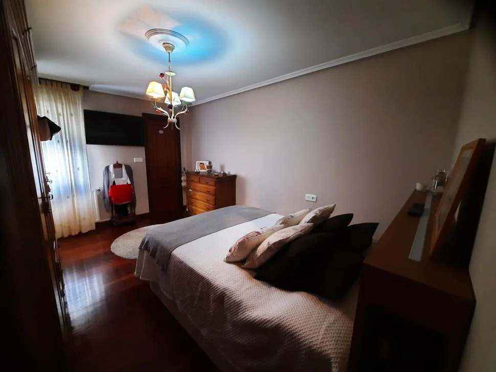 Piso amplio con garaje en piñeiros, narón