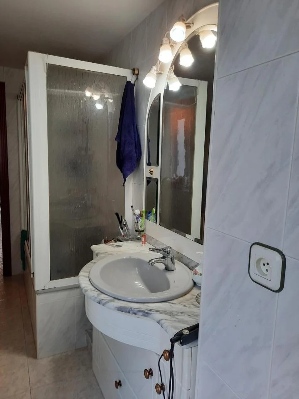 Piso amplio con garaje en piñeiros, narón