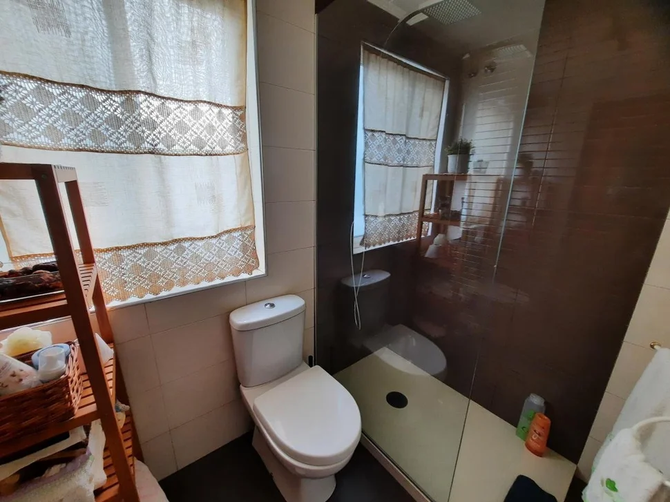 Piso amplio con garaje en piñeiros, narón