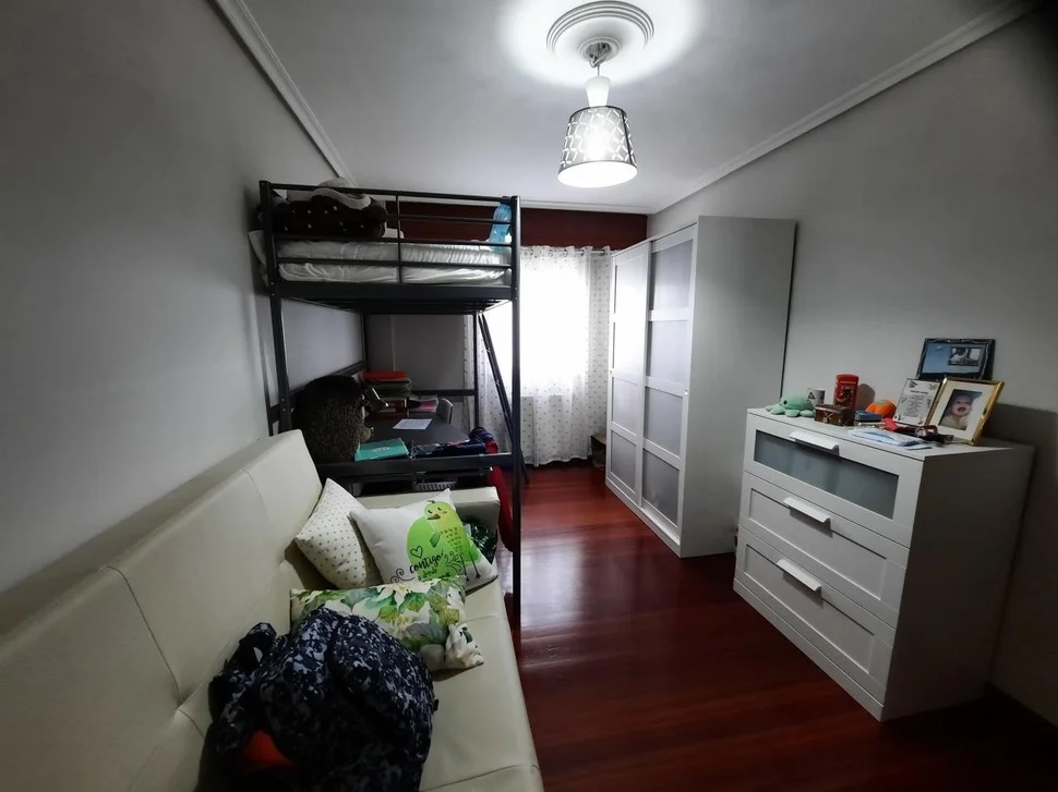 Piso amplio con garaje en piñeiros, narón