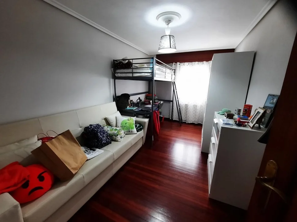 Piso amplio con garaje en piñeiros, narón