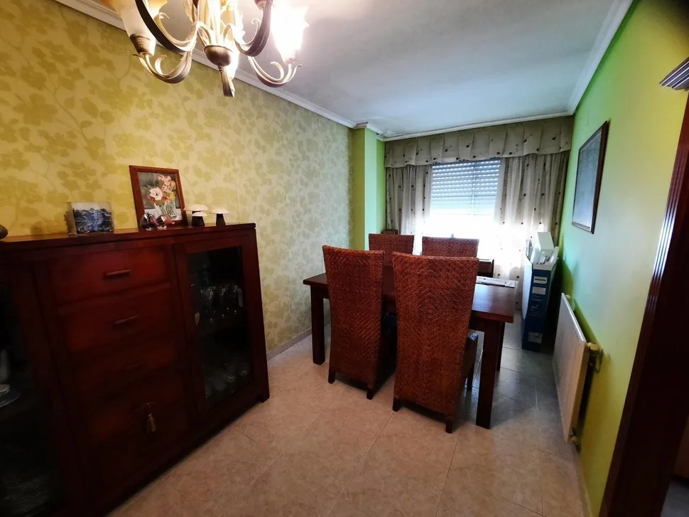 Piso amplio con garaje en piñeiros, narón