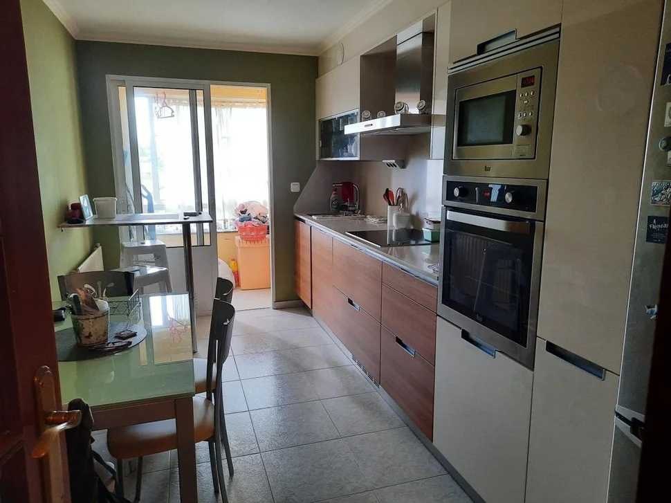 Piso amplio con garaje en piñeiros, narón