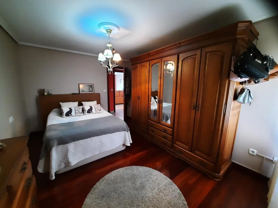 Piso amplio con garaje en piñeiros, narón