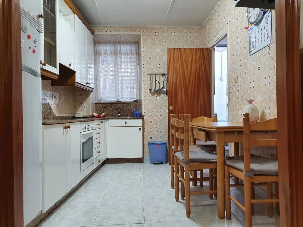 Casa con patio y bodegas en el centro de ares