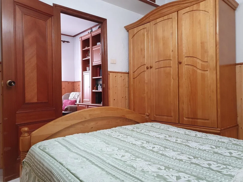 Casa con patio y bodegas en el centro de ares