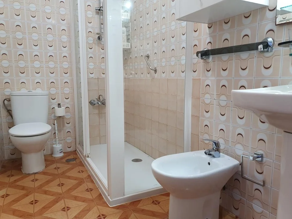 Casa con patio y bodegas en el centro de ares