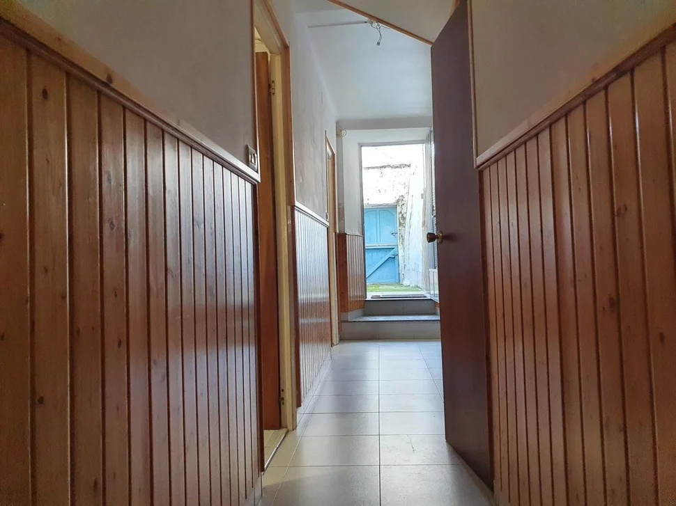 Casa con patio y bodegas en el centro de ares